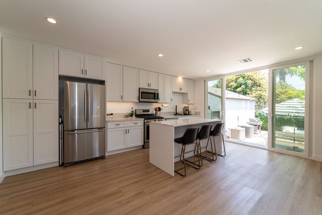 Gabinetes y electrodomésticos nuevos - 9044 Carson St