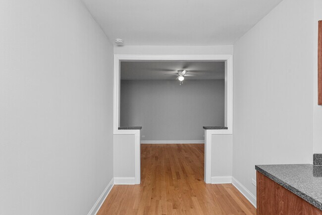 Photo - 3731 N Pine Grove Ave Unit 1w