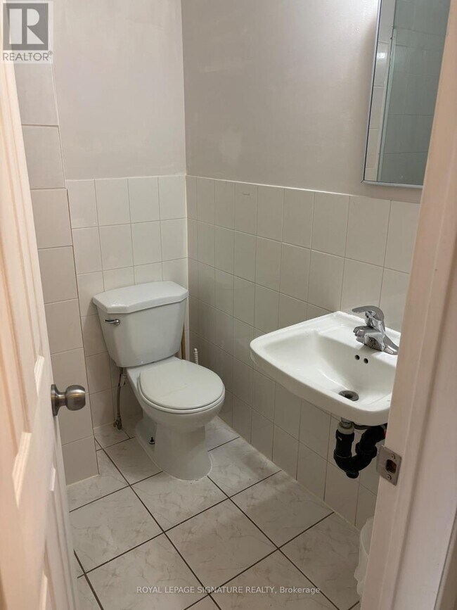 Photo - 620 Dundas St W