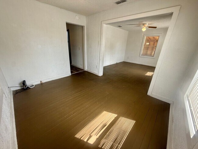 1108 S Lyons Ave