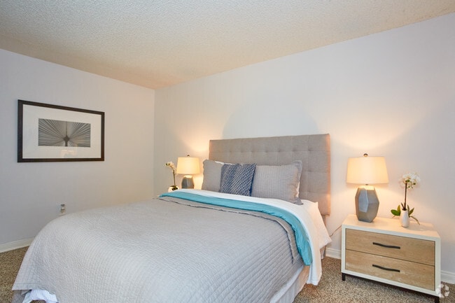 1BR, 1BA - 850 SF