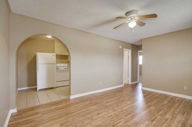 Photo - 608 Jack Warner Pkwy Unidad 2 Bedroom