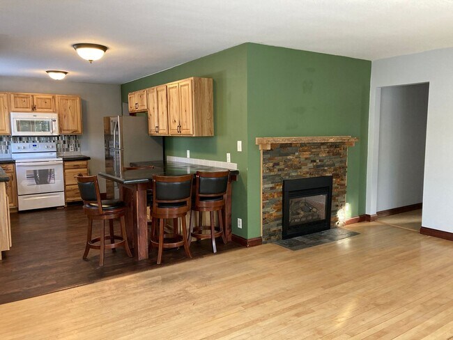 Photo - Amazing 4 Bedroom 2 Bathroom House with Garage!