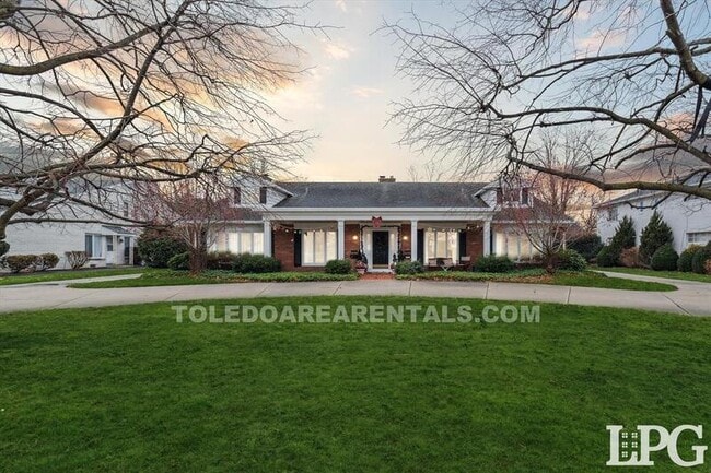 Building Photo - 3835 Hillandale Rd