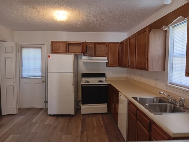 Photo - 743 Treasure Dr SW