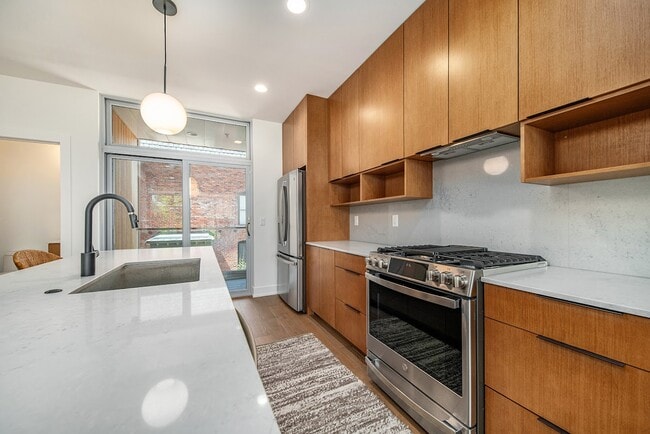 Photo - 2805 Brush St