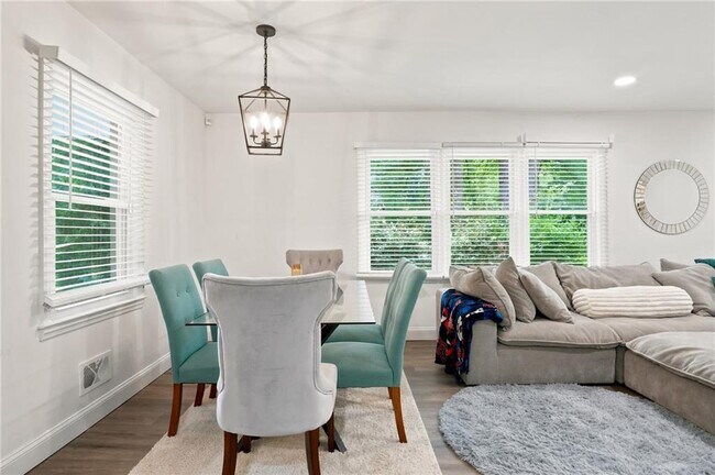 Photo - 581 Meadowbrook Dr SE