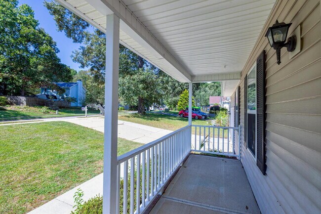 Photo - 520 Wyndham Dr