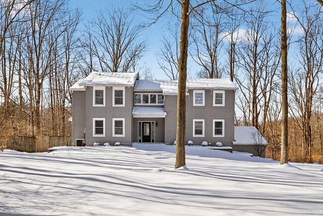 Building Photo - Beautiful Home surrounded by nature!