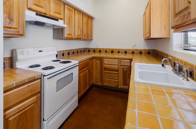 Building Photo - Charming Central Guest House