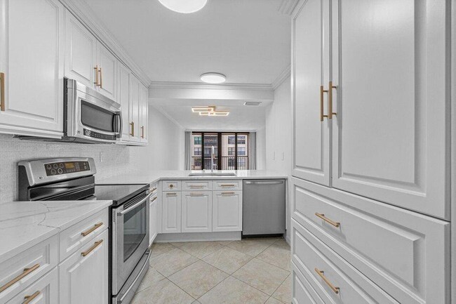 Building Photo - 8 Royal Palm Way Unit 2060