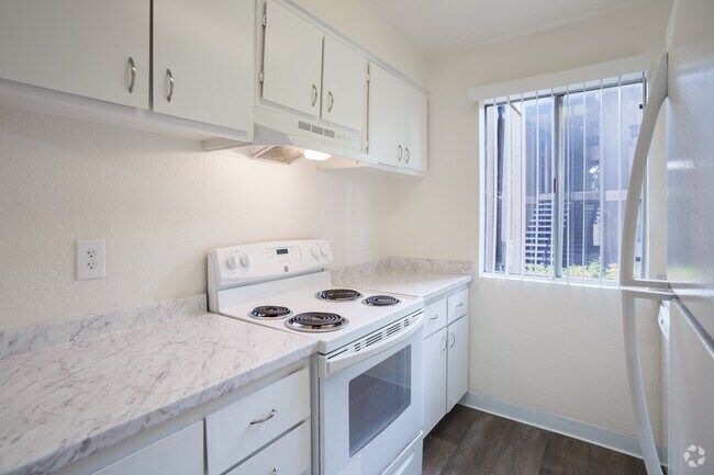 1BR, 1BA - 680SF - Kitchen - Oakwood Village