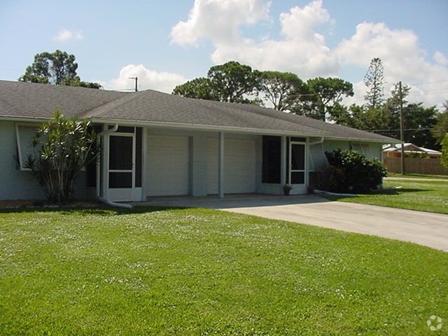 Building Photo - 2427 NW Holiday Ct Rental
