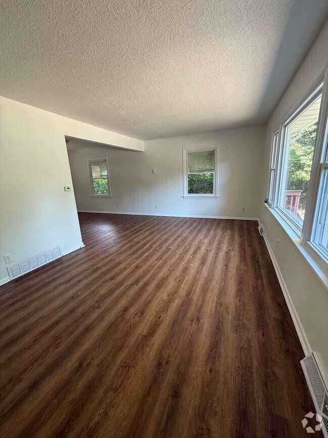 Building Photo - Move in ready! Large 4 bedroom home.