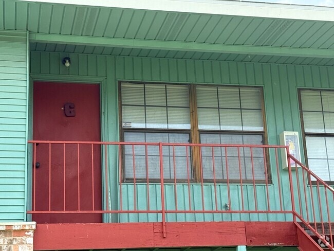 Building Photo - 2 Bedroom 1 Bathroom Unit 106 Ladybird C Rental