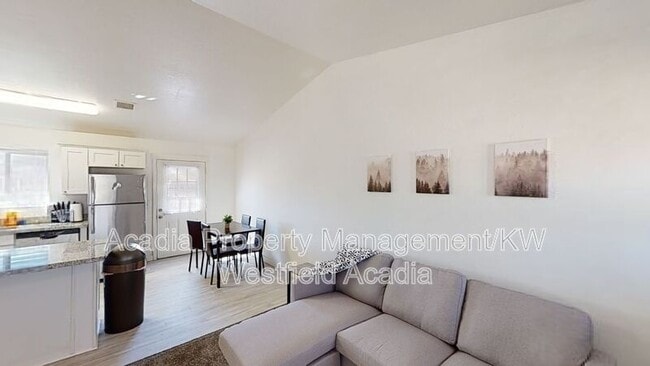 Photo - 561 N 10th Pl