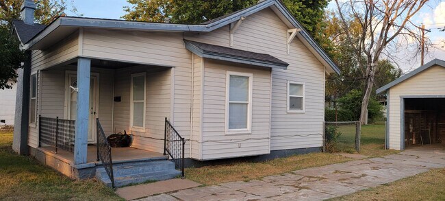 Building Photo - 710 N Main St Rental
