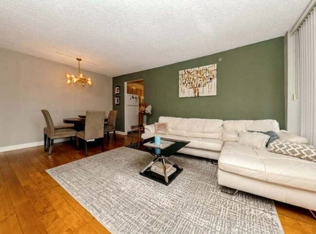 Building Photo - 224 N Clark St Unit ID1397246P