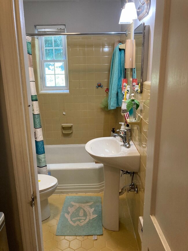 Photo - 2835 Barmettler St