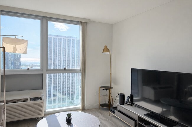 Photo - 988 Halekauwila St