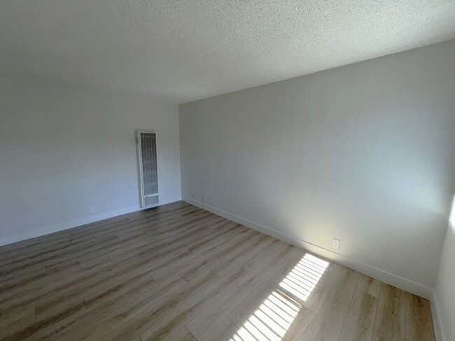 Photo - 650 W Gardena Blvd