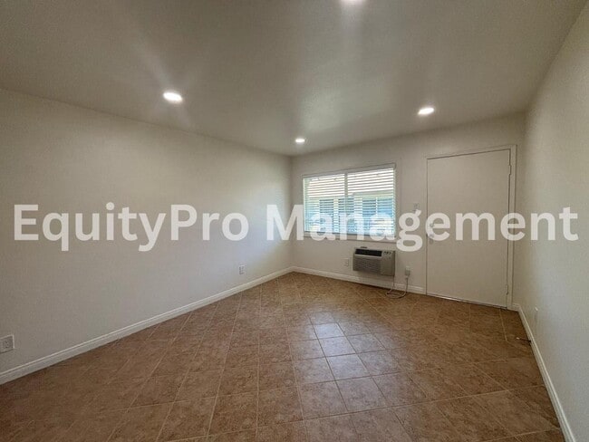 Photo - 7043 Pickering Ave