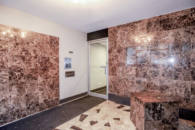 Photo - 535 W Briar Pl