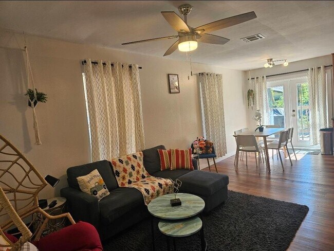 Photo - 2015 Oakwood Ave