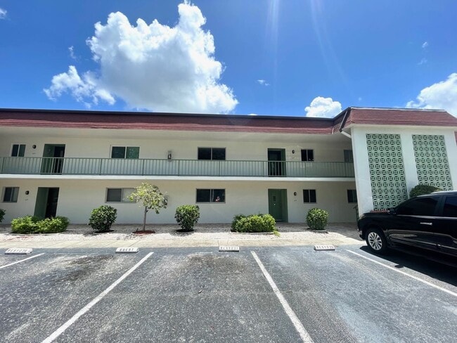 Building Photo - Centrally Located 2Bed/2Bath Condo for Rent in Sarasota Unit 407