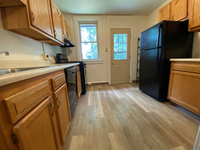 Building Photo - Amazing 3BR Townhouse in Squirrel Hill! Covered Front Porch + Backyard! Call Today!