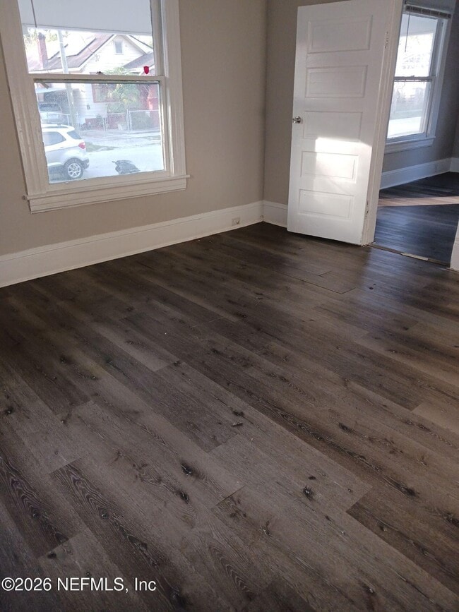 Photo - 1137 E 14th St