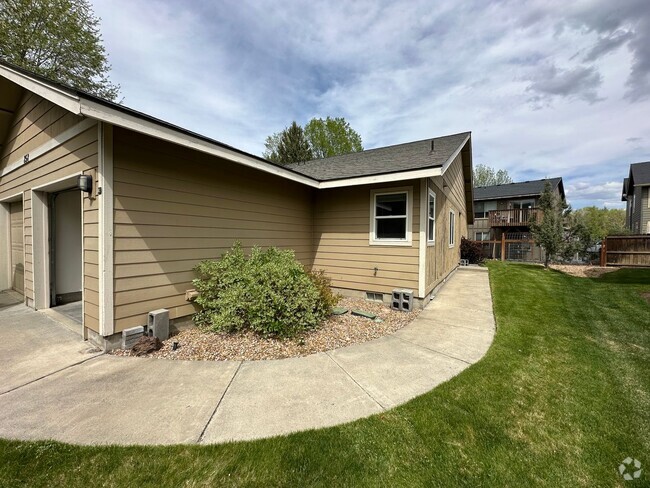 Building Photo - 858 NE Hidden Valley Dr Unit #2 Rental