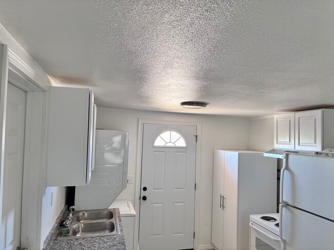 Cocina/Lavandería - 6356 Morongo Rd Unidad 2