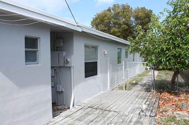Photo - 320 NE 26th St