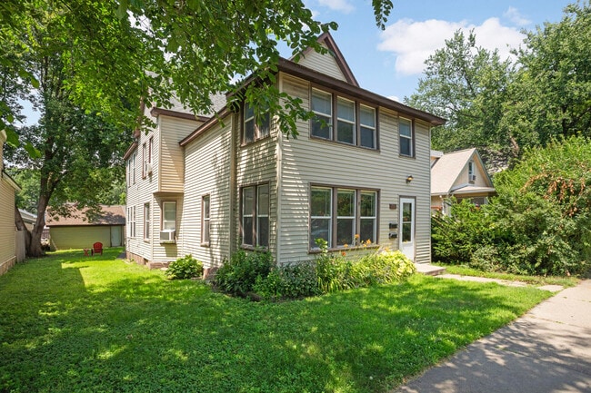 Photo - 750 Buchanan St NE