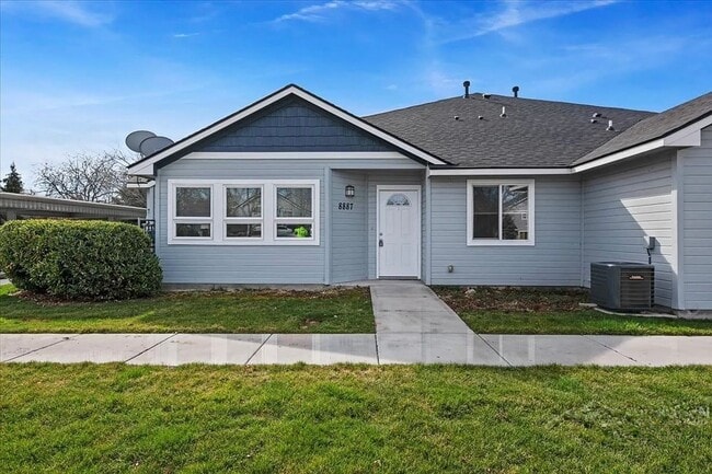 Building Photo - Fabulous Location! Pool! Single level! 2 bedroom, 2 bathrooms. New flooring. ADA Unit.