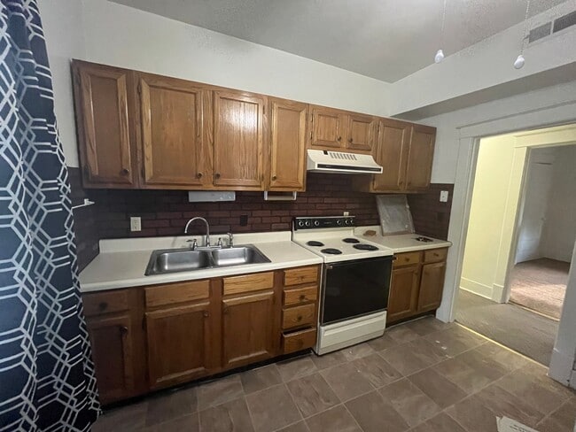 Building Photo - 2900 Brown St Unit -C Rental