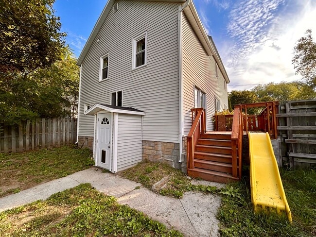 Photo - Spacious 4-Bedroom Home Near College Hill ...