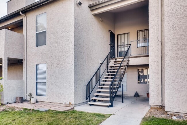 Building Photo - 2 Bedroom CONDO at a GREAT PRICE! Unit 89