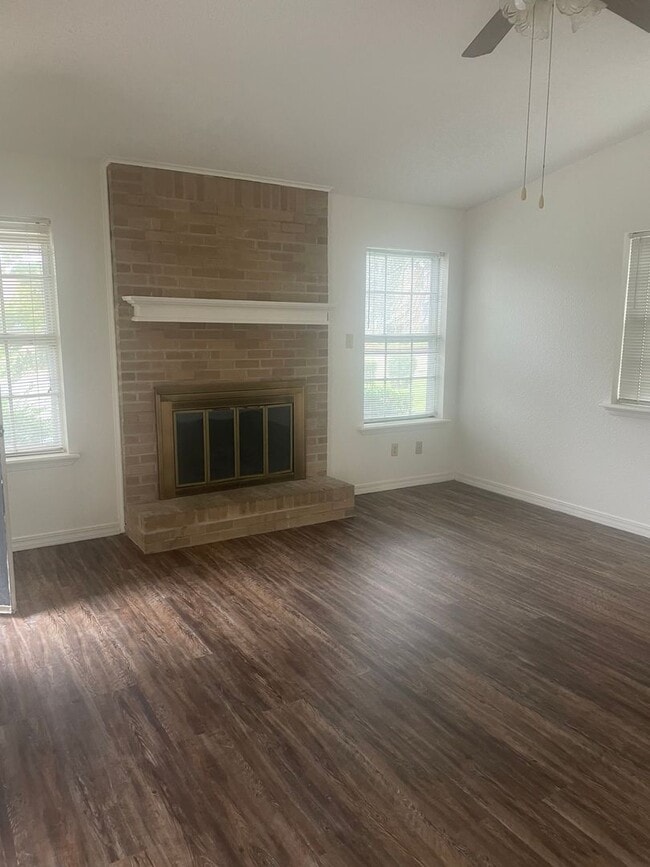 Photo - 2/1 ptisd Available for immediate Move in