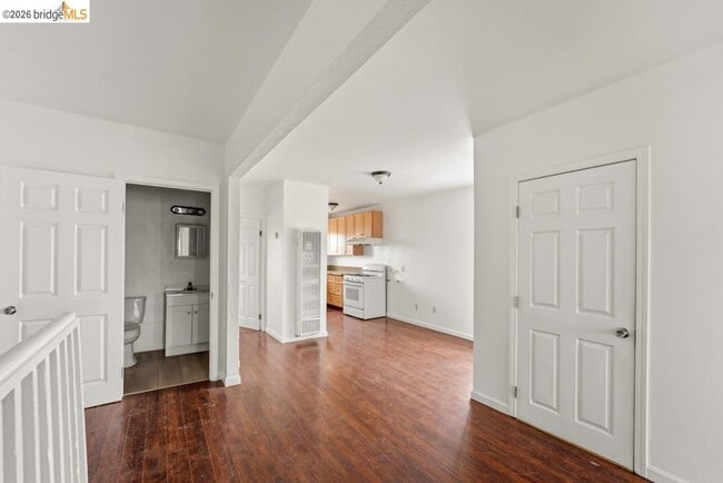 Building Photo - 402 Bissell Ave Unit 402