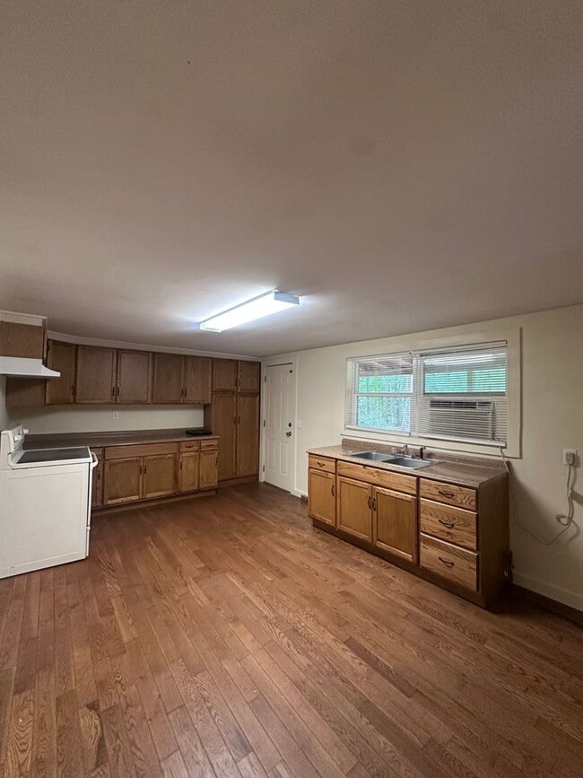 Photo - Private ranch with spacious yard! Can accommodate 5 bedrooms!