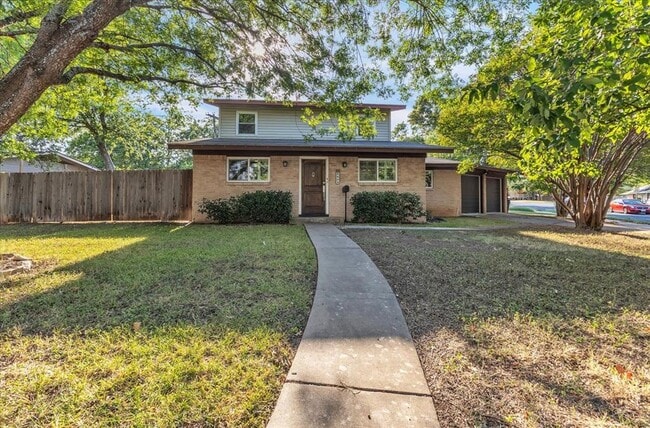 Photo - 8604 Brookfield Dr House