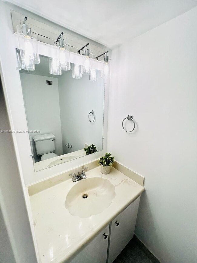 Photo - 800 Parkview Dr Unit 605