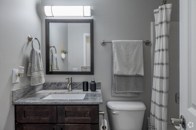 Englewood - 1,044 pies cuadrados - Segundo baño - Barrington Place Apartments