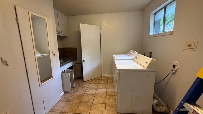 Photo - 1009 N Market Ave