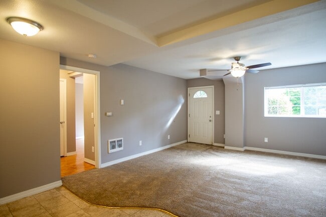 Building Photo - John's Landing 1 Bed Flat with D/W, W/D, Private Patio!! Unit 19