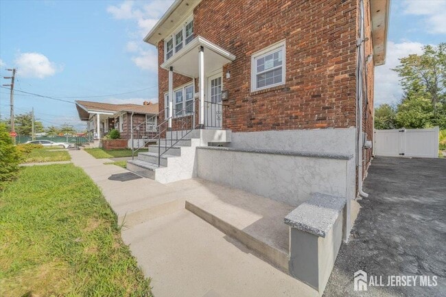 Building Photo - 54 Bergen St Unit 2 FL