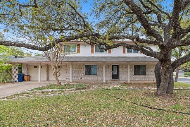 Building Photo - Happiness on Harcourt!