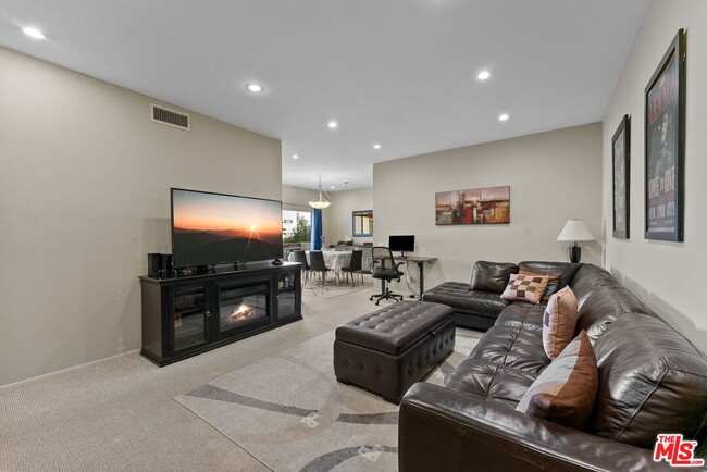 Photo - 612 S Barrington Ave Unit 317